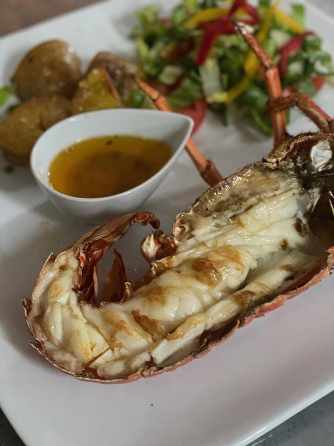 Queen'S Hotel, Bar & Kitchen SAB 외부 사진