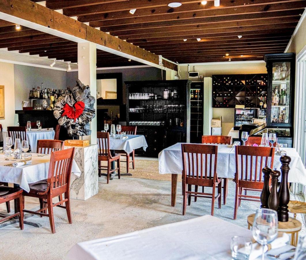 Queen'S Hotel, Bar & Kitchen SAB 외부 사진
